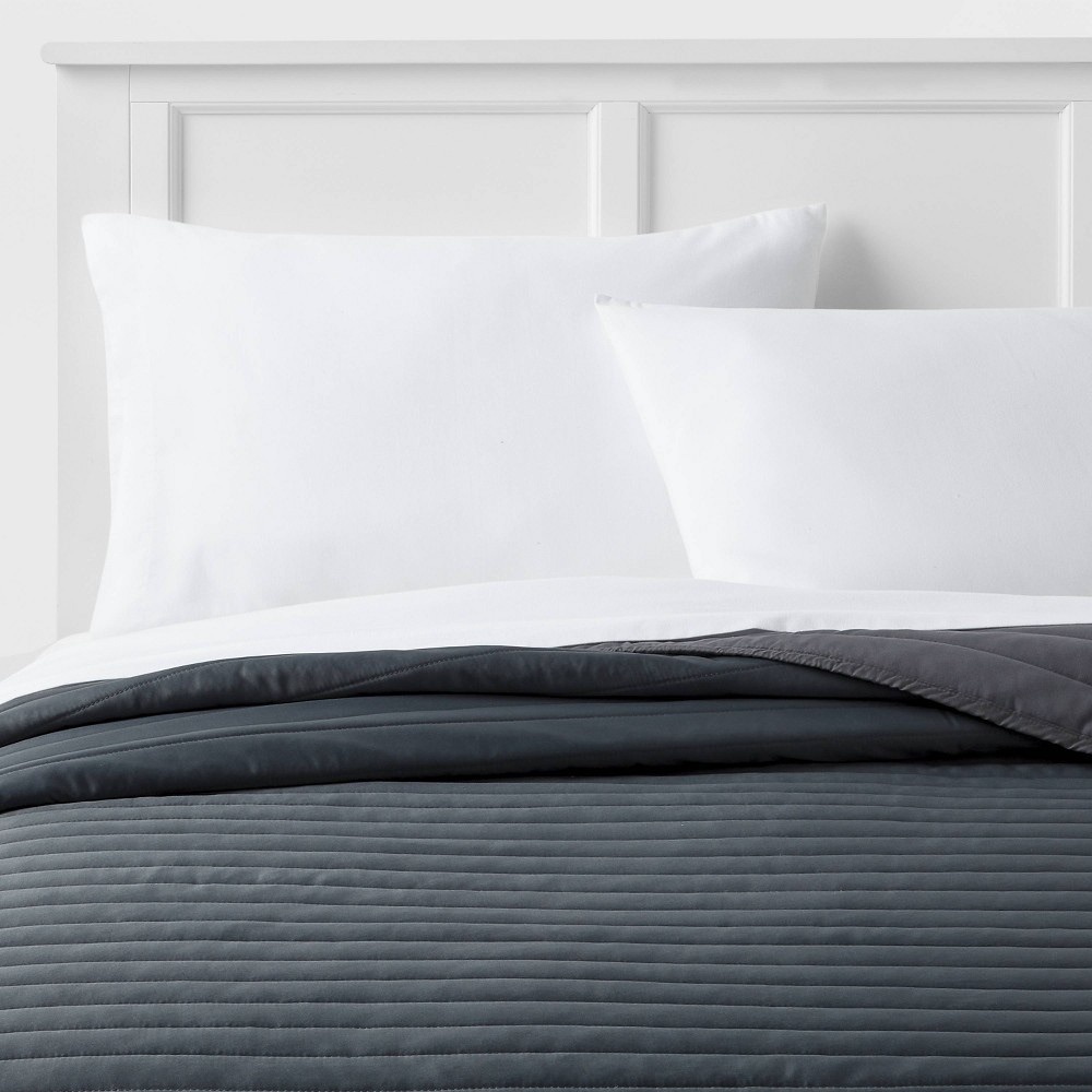 Room Essentials  Gray sateen Quilt